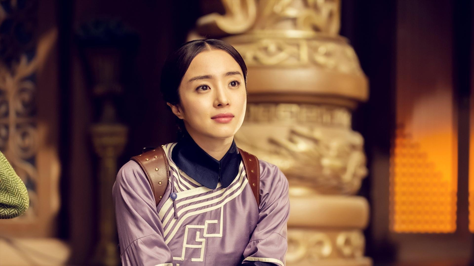 “激烈追逐：车队之间的巅峰对决”，激烈的追逐英语