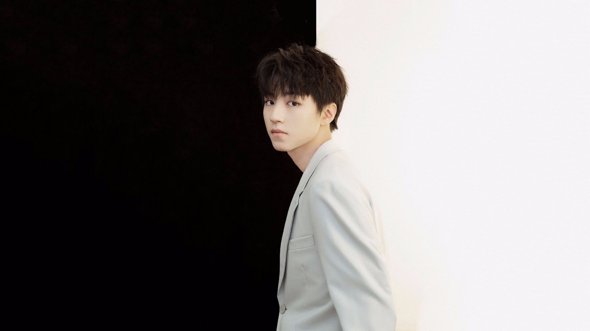 爱游戏娱乐平台-“法甲盛大赛事：新秀亮眼，豪门拼搏激烈”，法甲大名单