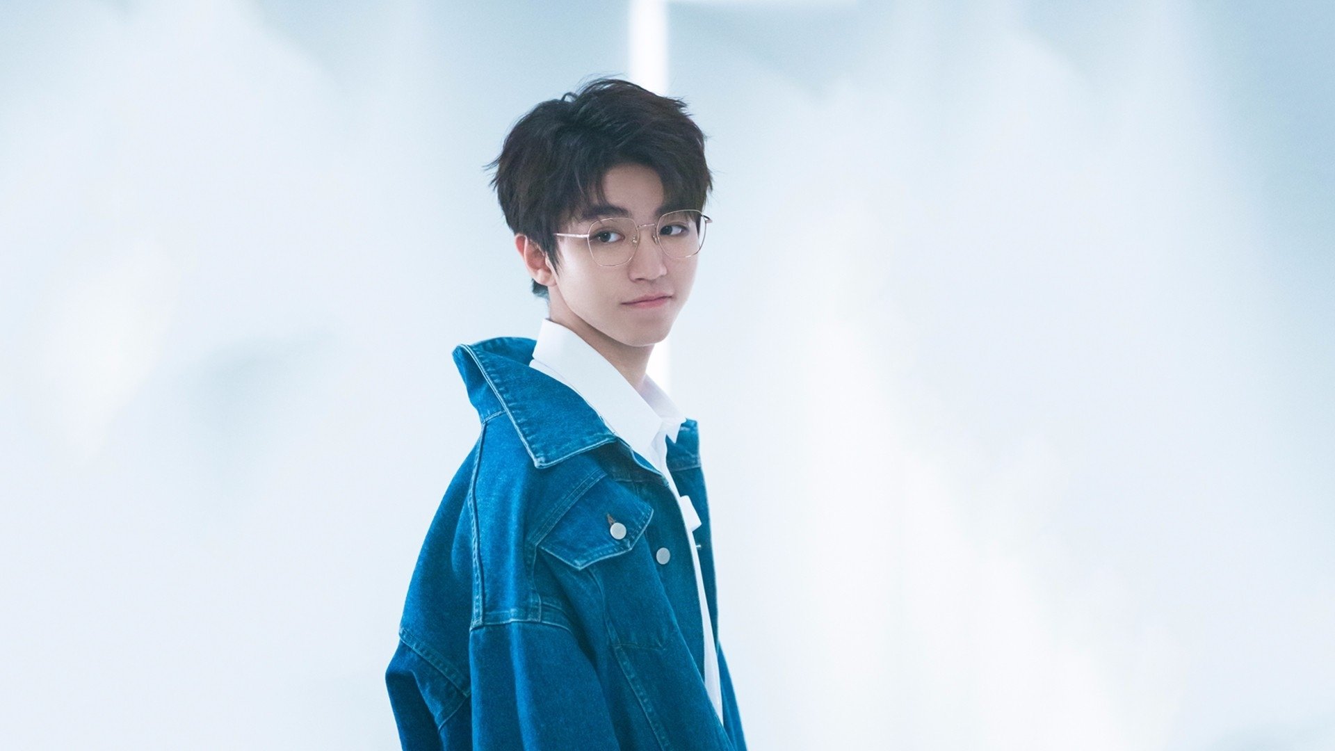 体育新闻中心通告暑期青少年体能培训课程信息,青少年体能训练营海报