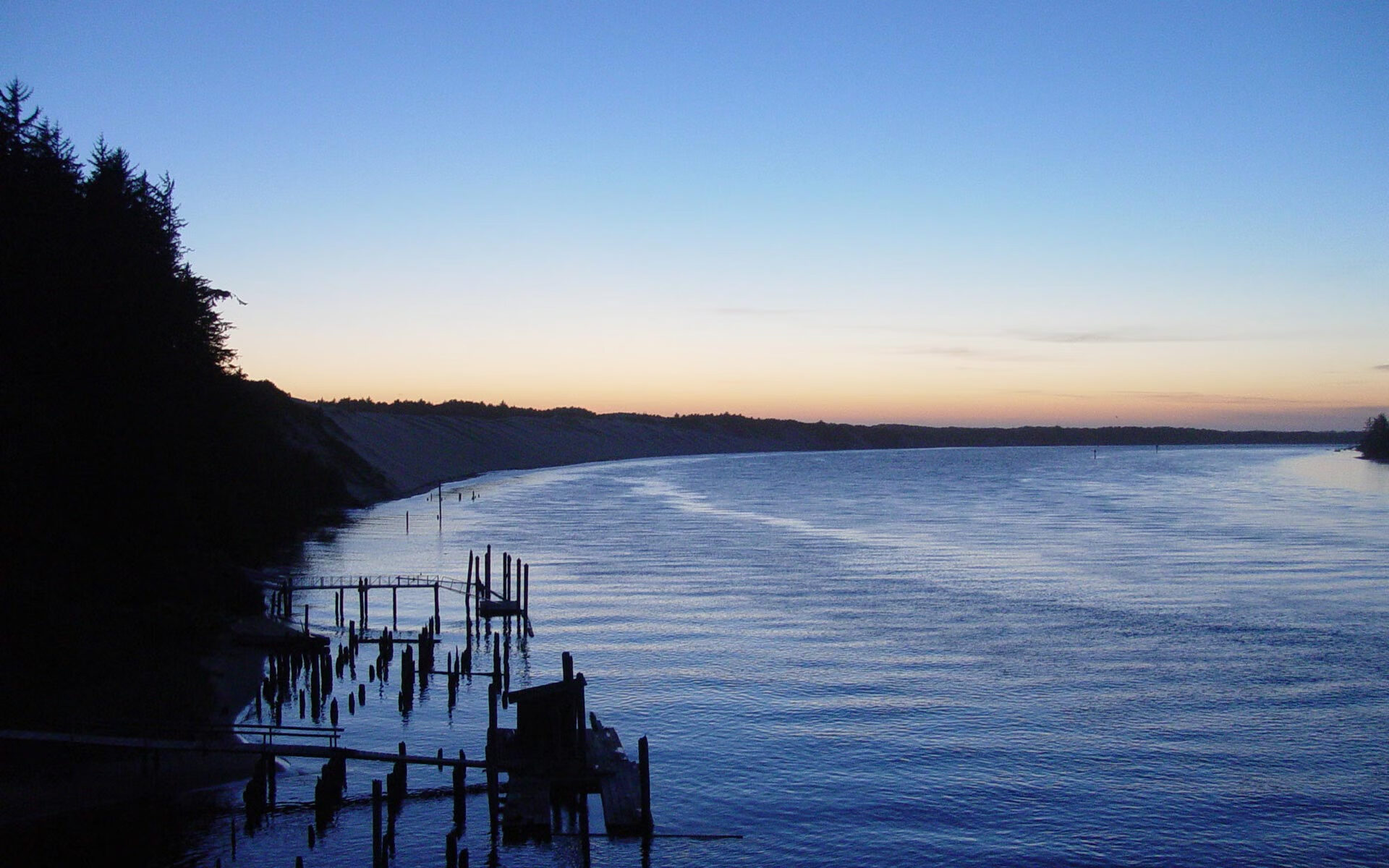 全黑队反击速度快,迅速转守为攻,成为赛事亮点,全黑队服